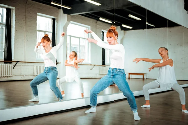 लाल केस बॅलेट शिक्षक आणि तिच्या विद्यार्थ्यांना नृत्य स्टुडिओमध्ये उत्तम वाटत आहे — स्टॉक फोटो, इमेज