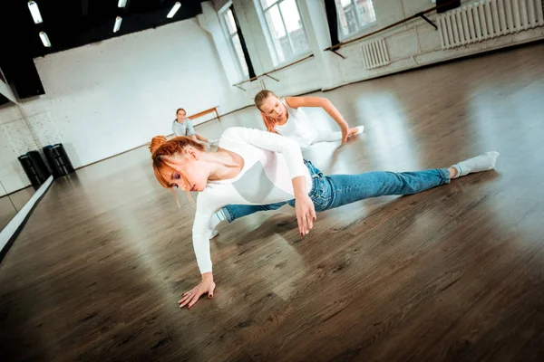Profesora de ballet profesional y su estudiante haciendo movimientos de baile complicados —  Fotos de Stock