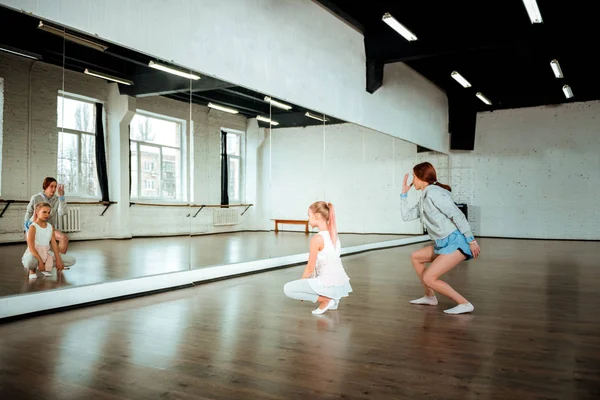 Twee schattige tieners van generatie z dansen in de buurt van de spiegel — Stockfoto