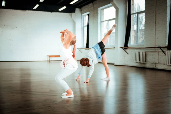 Blond tonåring från generation z i vita kläder ser uttrycksfulla — Stockfoto