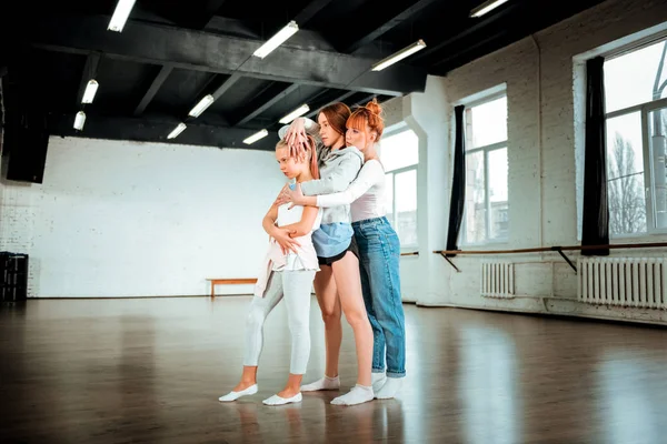 Pelirroja joven profesora de danza y sus estudiantes buscando involucrados — Foto de Stock