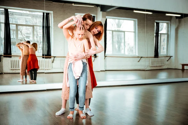 빨간 머리 젊은 댄스 교사와 그녀의 학생 참여 느낌 — 스톡 사진