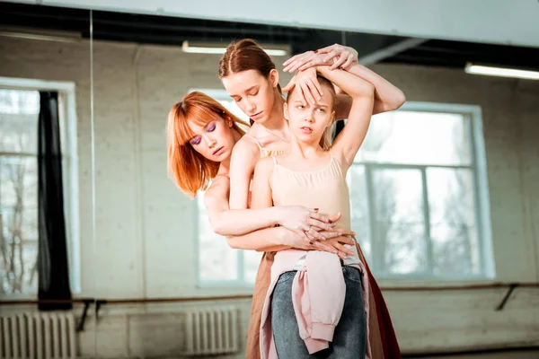 Samen Studio Roodharige Jonge Dansleraar Draagt Een Oranje Boven Haar — Stockfoto