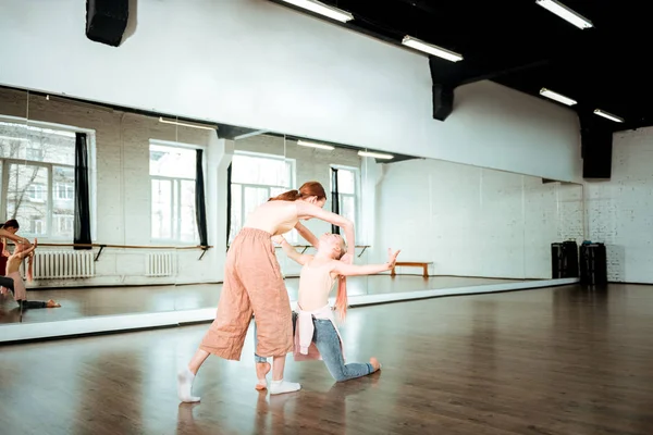 Dos estudiantes de una escuela de baile con ropa deportiva ligera que parecen ocupados — Foto de Stock