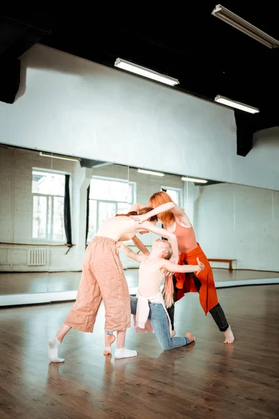 Deux élèves d'une école de danse et leur professeur se préparent pour le spectacle — Photo