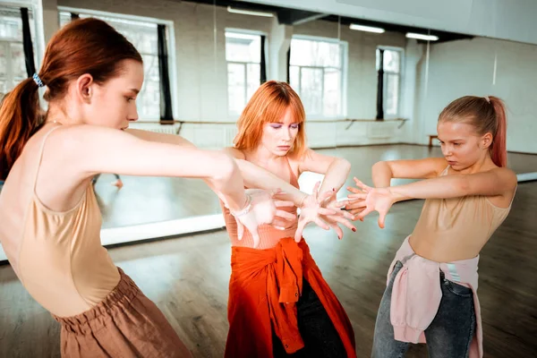 Due studenti di una scuola di danza e il loro insegnante che lavorano sui movimenti delle mani — Foto Stock