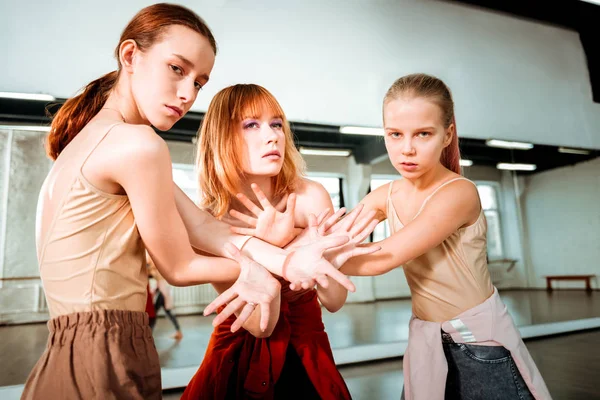 Vackra danslärare med rött hår och hennes elever söker konstnärliga — Stockfoto