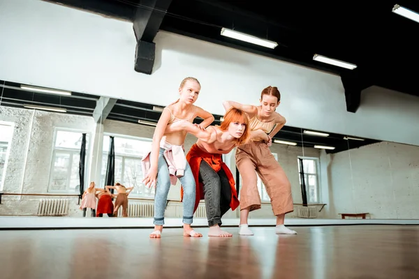 Belle prof de danse aux cheveux roux et ses élèves à l'air sérieux — Photo