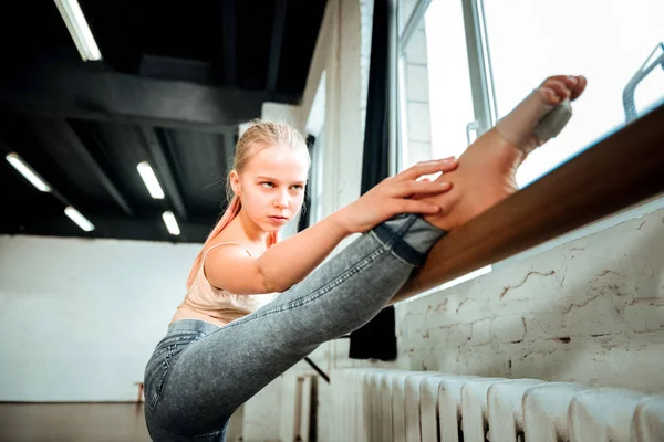 Piękne blond nastolatka z generacji z patrząc skupia — Zdjęcie stockowe