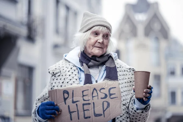 Hajléktalanok idősebb nő kéri az embereket a pénz — Stock Fotó