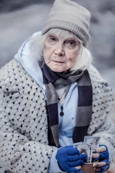 Persone Gentili Triste Donna Senzatetto Essere Grati Mentre Riceve Aiuti — Foto Stock