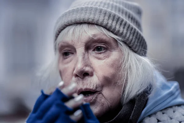 Retrato de uma pobre mulher idosa sombria — Fotografia de Stock