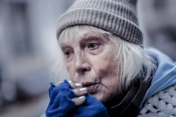 一个悲伤的老年妇女感到寒冷的肖像 — 图库照片