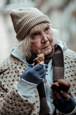 Güzel yaşlı kadın hayatı hakkında düşünme