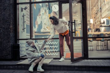 İçeri gelmek davet güzel bir genç kadın