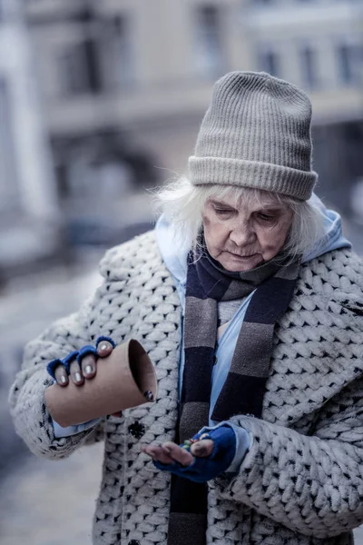 Бедная пожилая женщина хочет что-нибудь съесть — стоковое фото