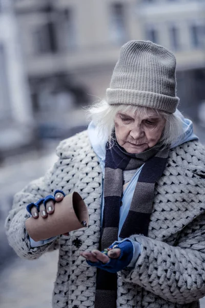 Pobre mulher idosa que quer comer algo — Fotografia de Stock