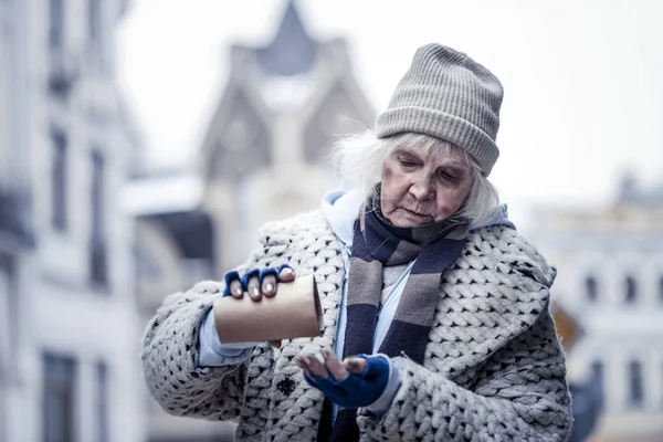 Bella povera donna che ribalta un bicchiere di carta — Foto Stock