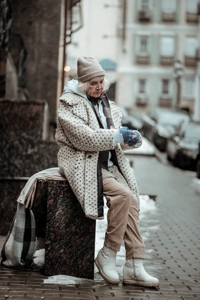 Depressive, fröhliche Frau isst auf der Straße — Stockfoto