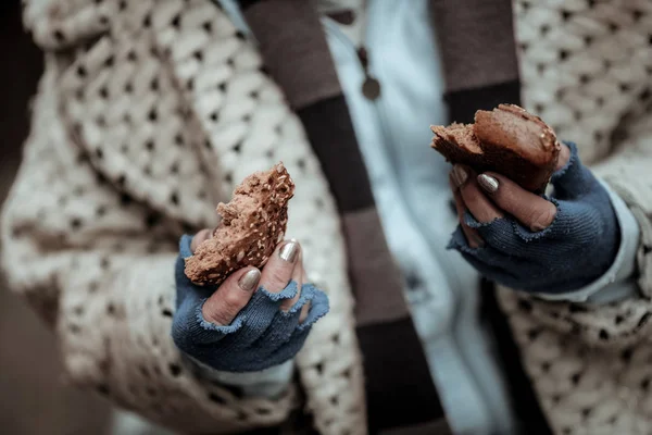Nær to brødbiter i kvinnelige hender – stockfoto