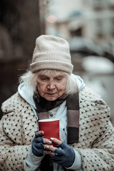 Bir fincan çay ile tutan mutsuz mutsuz kadın