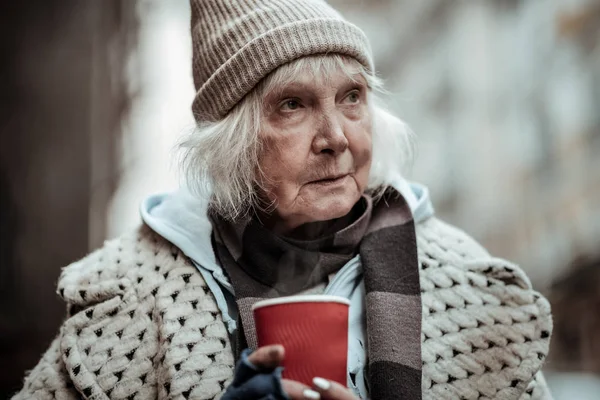 Retrato de uma velha pobre mulher triste — Fotografia de Stock