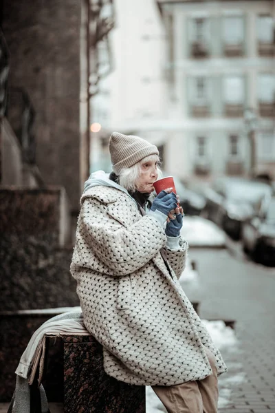 Ζοφερός λυπημένη γυναίκα προσπαθεί να κρατήσει ζεστό — Φωτογραφία Αρχείου