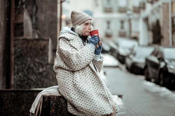 Triste femme âgée qui pense à sa vie — Photo