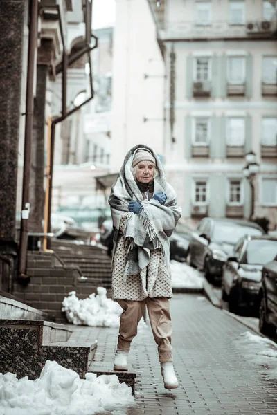 Wanita tua yang baik berjalan dengan plaid hangat — Stok Foto