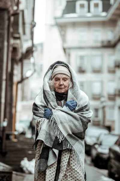 Leben Von Obdachlosen Traurige Ernste Frau Schließt Die Augen Während — Stockfoto