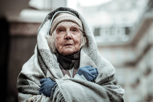 Retrato de uma mulher idosa pobre e alegre — Fotografia de Stock