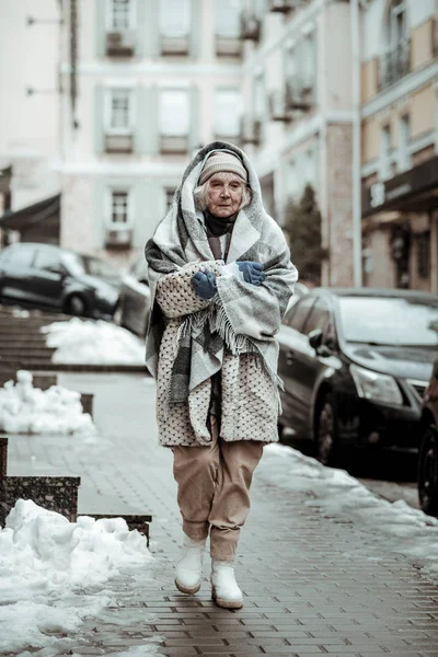Сумна нещасна жінка, що йде по вулиці — стокове фото