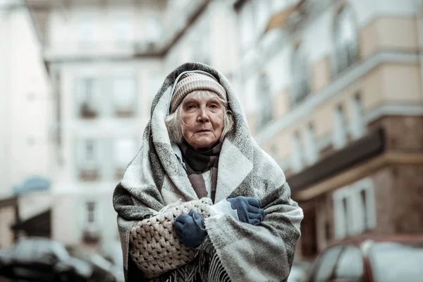 Depressziós idős nő birtoklás egy nehéz az élet — Stock Fotó