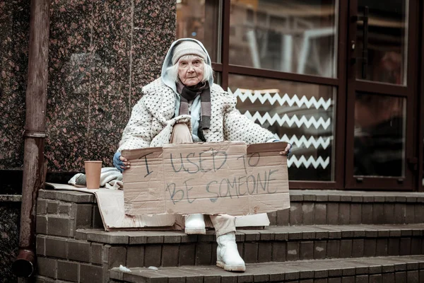 Нещасна депресивна безпритульна жінка тримає знак — стокове фото