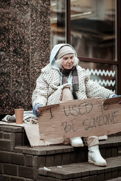 Triste donna infelice pensando al suo passato — Foto Stock