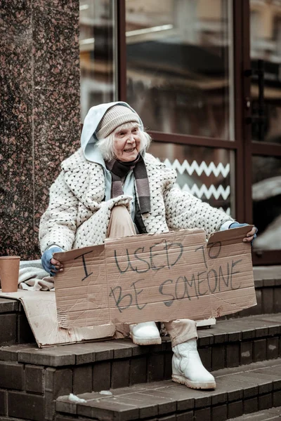 Depresso povera donna anziana sentirsi molto infelice — Foto Stock