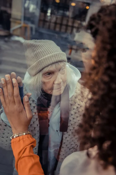 Close up van een ongelukkig dakloze vrouw gezicht — Stockfoto