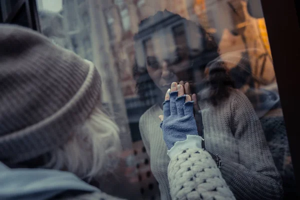 Belle donne piacevoli mettendo le mani alla finestra — Foto Stock