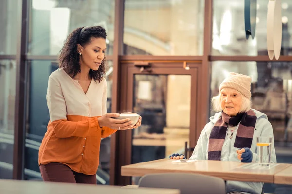 Nette afroamerikanische Frau, die eine Schale trägt — Stockfoto