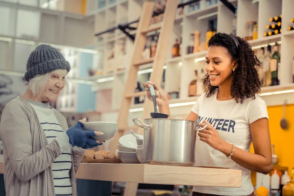 Feliz buena mujer sosteniendo un tazón con sopa caliente — Foto de Stock