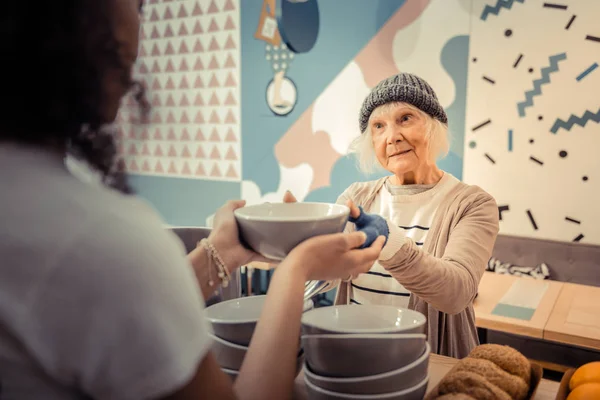 Aangename hongerig vrouw die een kom met soep — Stockfoto