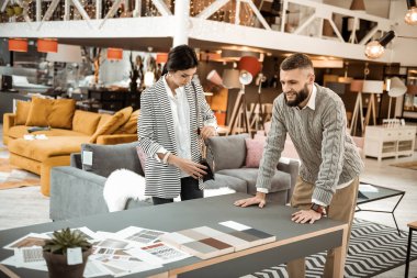 Baktılar çift deposunda sunulan tablo kalitesini gözlemleyerek