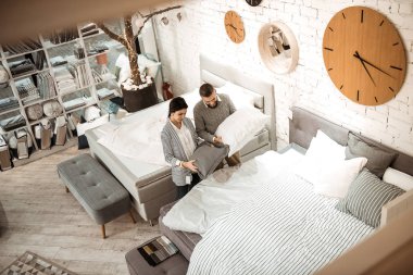 Sunulan yastıklar kalitesini gözlemleyerek özenli yakışıklı çift