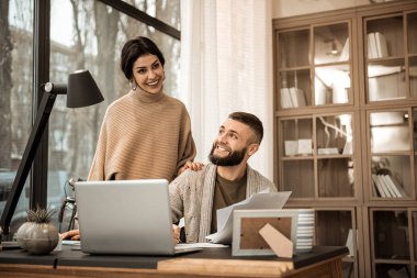 Ev çalışma çalışma neşeli yakışıklı sakallı bir adam