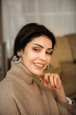 Siyah saçlı ve kırmızı manikür düzenli güzel kadınla