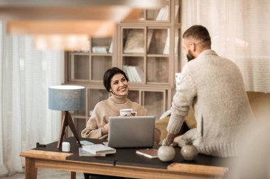 Pozitif çift birlikte office köşede otururken konuşmayı çekici