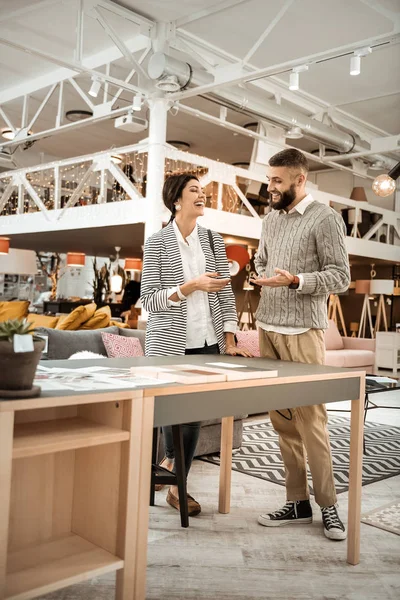 Curioso casal concentrado inspecionando amostras coloridas de superfície da mesa — Fotografia de Stock