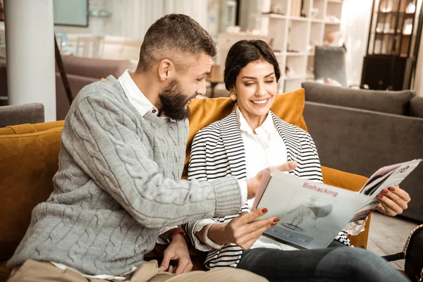 Pareja brillante positiva decidiendo sobre el equipamiento de los apartamentos futuros —  Fotos de Stock