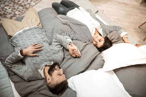 Alegre hombre riendo en suéter gris disfrutando del tiempo juntos —  Fotos de Stock