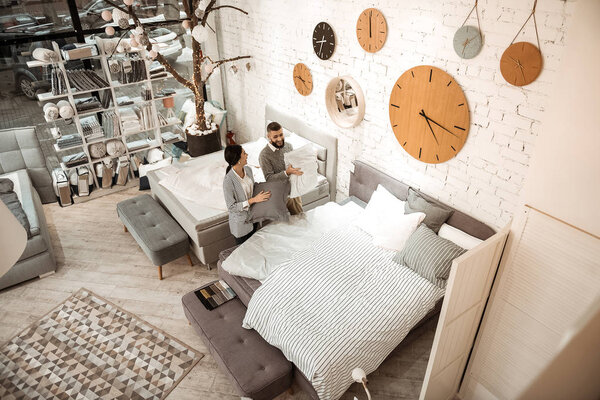 Занятая пара, стоящая в модном салоне мебельного магазина
